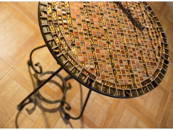 Круглый стол с мозаикой