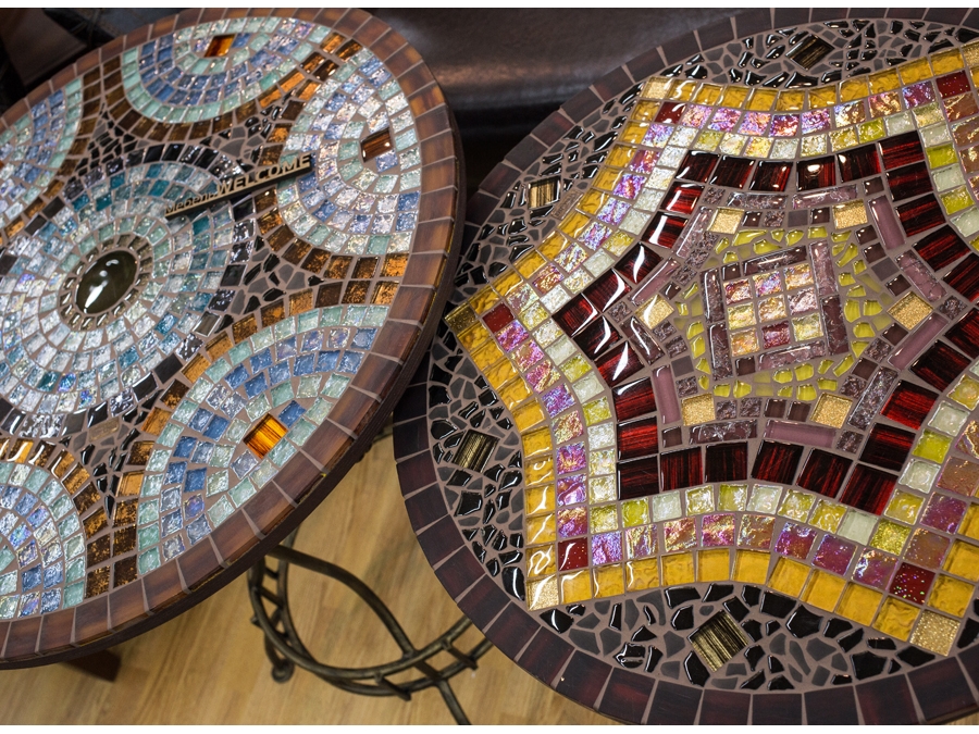 Дешевая мозаика купить. Стол из мозаики. Мозаичный столик. Стол с мозаикой из плитки. Круглый стол с мозаикой.
