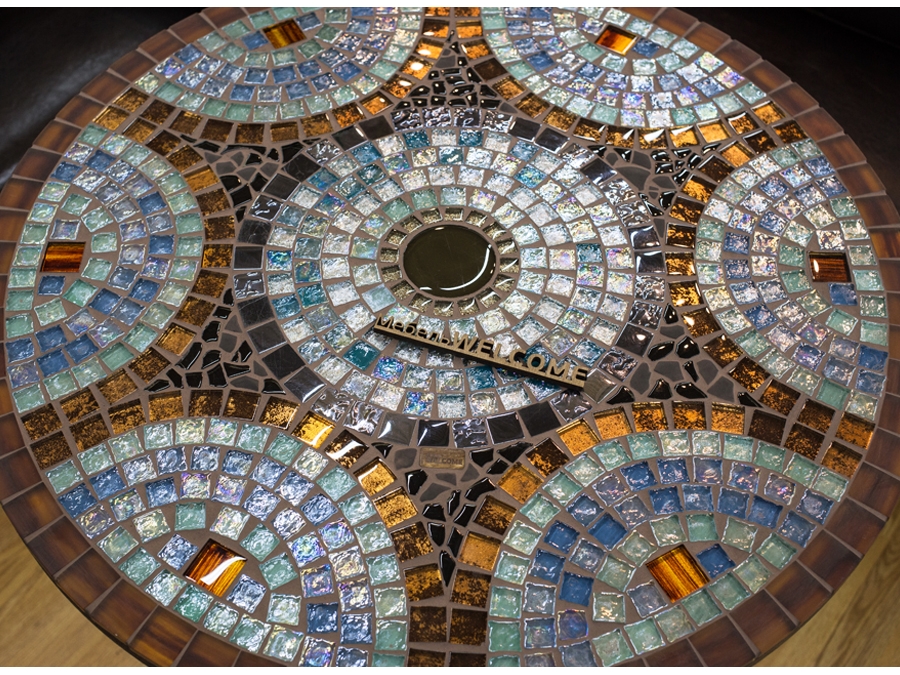 Купить круглую мозаику. Мозаичный Лабиринт в Гаграх. Стол из мозаики. Круглый стол с мозаикой. Мозаика на круглой поверхности.